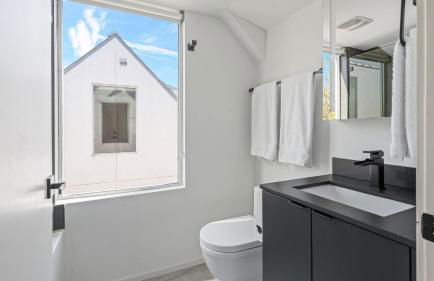 Sleeps 32 Private Compound w Putting Green Bouldin Collective by AvantStay - Foto 47