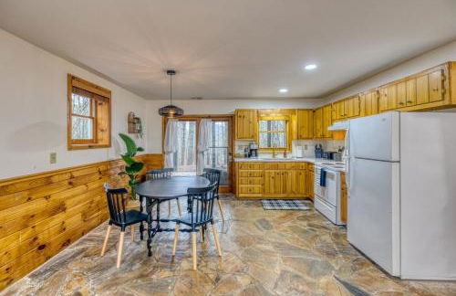 Cozy Cabin With Hot Tub, Grill, Fire Pit & Game Room - Foto 7