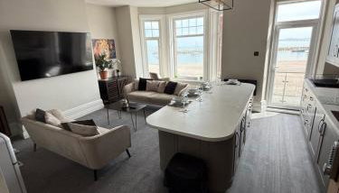 Stunning Sea View Apartment With Balcony & Parking - Foto 2