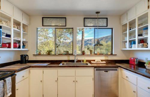 Secluded Mountain Hideaway < 8 Miles to Bass Lake! - Foto 14