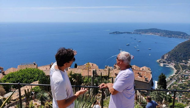 Contemplando o Mediterrâneo de um mirante de Èze