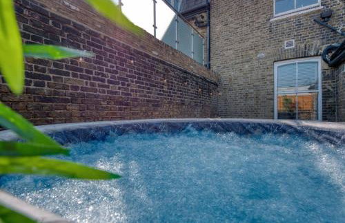 London Putney High St - hot tub, rooftop & cinema - Foto 24