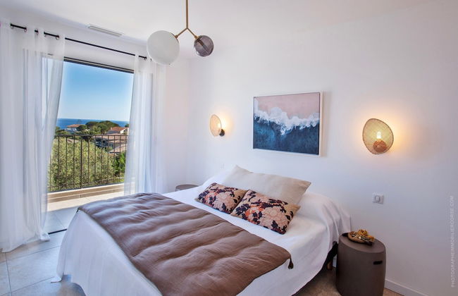 Superb Villa With Pool and sea View - Photo 2