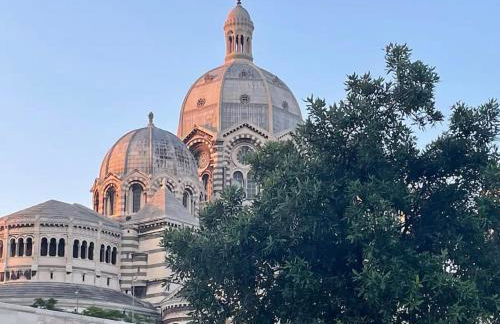 AJ - Stylish Pied-à-Terre à La Joliette - Parking - Foto 33