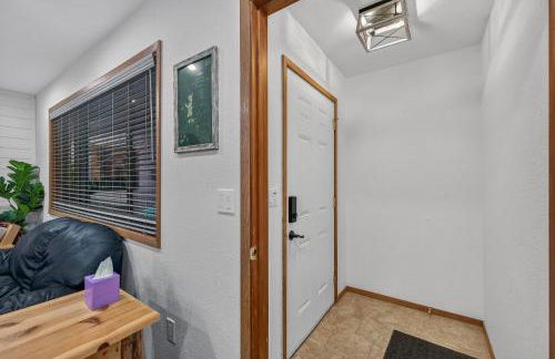 Evergreen Escape- Walk to Downtown & Boat/trailer Parking! - Foto 14