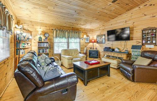 11 Mi to Dtwn Franklin Cabin with Porch! - Foto 1