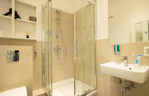 KAISER 02 by ROCKCHAIR Apartments l SUPERHOST Status l 3 Bedrooms Boxspringbeds 2 Bathrooms l Cozy Family & Business Flair 155 sqm 3 Balcony 2nd Floor Elevator up to 10 guests welcomes you! - Foto 75