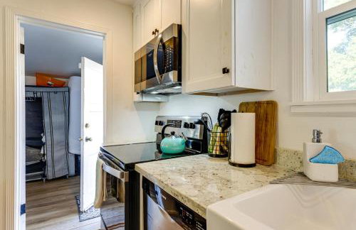 Private Hilltop Getaway with Patio Dogs Welcome! - Foto 8