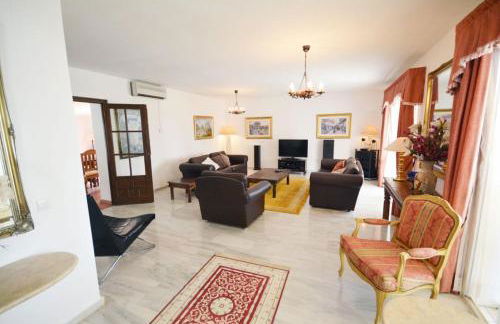 A lovely family villa with heated pool - Photo 14