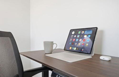 Skyline Retreat - Free Parking, Pool, Balcony - Foto 41