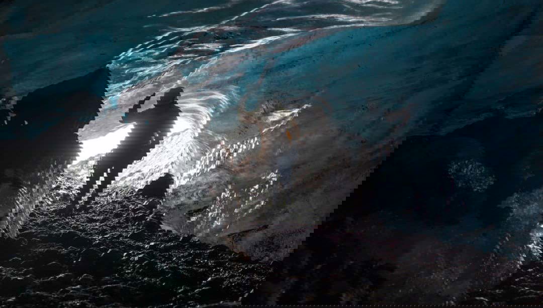 Interior da caverna de gelo azul