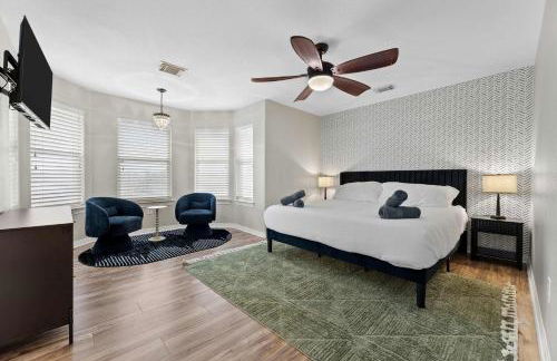 Luxurious Home with Huge Pool - Photo 8