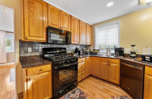 Patio Paradise Stylish 3BR Home with Gaming Room - Photo 17