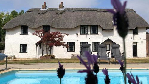 April Cottage - Photo 2