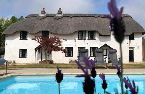 April Cottage - Photo 2