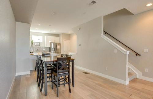 Rooftop Deck and Hot Tub Walkable Denver Townhome - Foto 9
