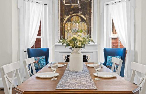 Elegant Manor w Private Yard & Modern Amenities - Foto 11