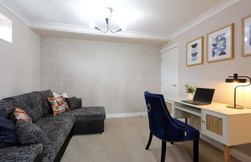 Spacious Dewsbury Home, 8 beds, sleeps 10, Free Parking and Wifi, 3 TVs, Close to motorways - Foto 17