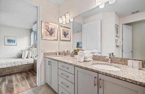 Epic Playhouse Getaway - Castle & Superhero Bunks Theater Private Pool No Rear Neighbors - Foto 42