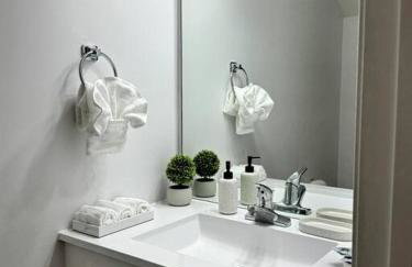 Bright Spacious Renovated Home Master on Main - Foto 22