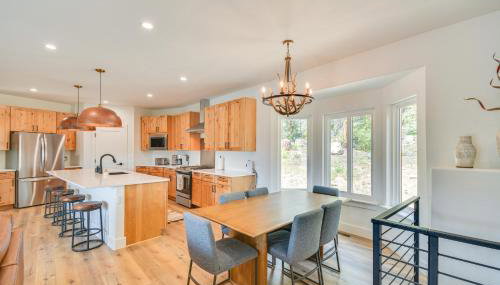 2 Mi to Lake Stunning Twin Lakes Home with Deck - Foto 3