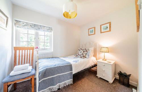 Beautiful Riverside Cottage with Large Garden, 2BR - Photo 8