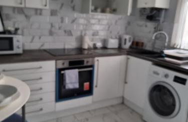 Newly Refurbished 2- Bed Stylish Home - Foto 18