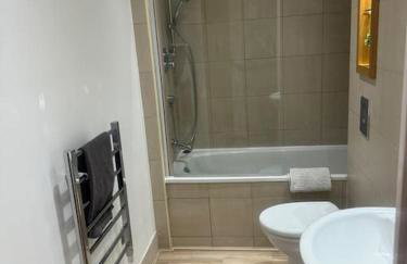 Stylish Apartment in Great City Location, Parking Possible - West One - Photo 7