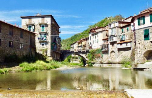 Casa Celestine in Via Orsini Isolabona Liguria Italy Sleeps 5 - Foto 40