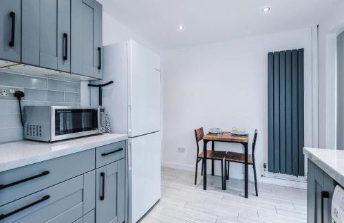 Stylish 2BR House for 4 in Manchester with Parking - Foto 26