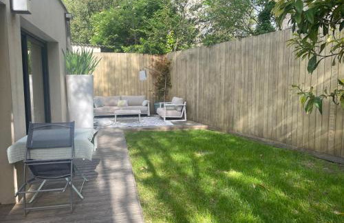 Glass and wood designer villa with garden in centertown - Foto 51