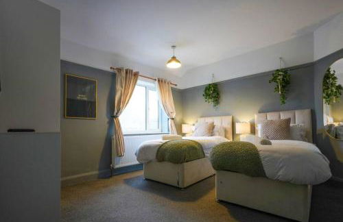 Orchard Bungalow - Sleeps 10 - Close to Town Centre - Free Parking, Pool Table, Fast Wi-Fi and Smart TV with Netflix by Yoko Property - Foto 23