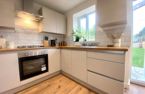 Isleworth House with Garden & private parking - Photo 11