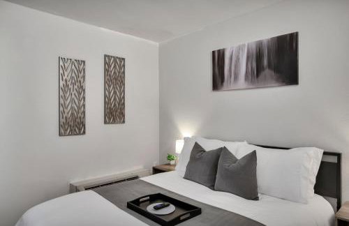 Upscale Midtown Studio and Private Balcony - Foto 17