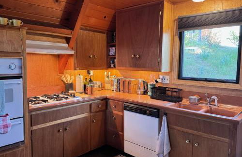 A-Frame with Carousel Fireplace - Foto 26