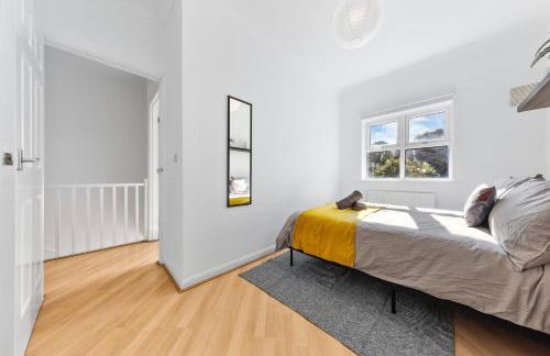 Cozylease 3 Bedroom Canary Wharf Family,Workcation, Fast WiFi, Workspace,1 stop to City - Photo 30