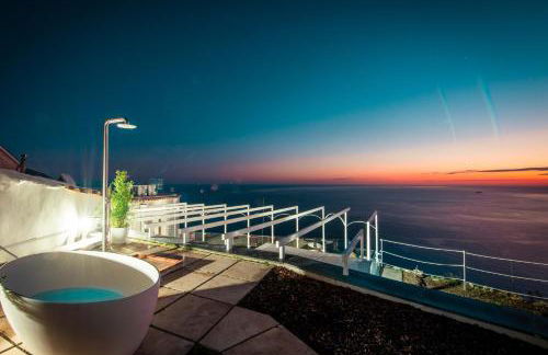 VILLA LA TAGLIATA spectacular jacuzzi tub amazing view and private parking garage - Photo 18