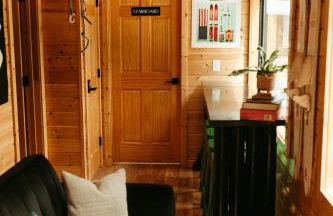 The BOAT HAUS A Montana Tiny Cabin Forest Retreat - Foto 26