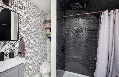 Spacious 9BR Home Ideal for Groups Near Downtown - Foto 2