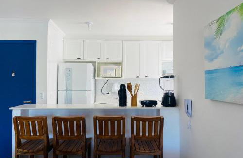 Apto com ar-cond e piscina a 100m mar praia da Enseada - Foto 33