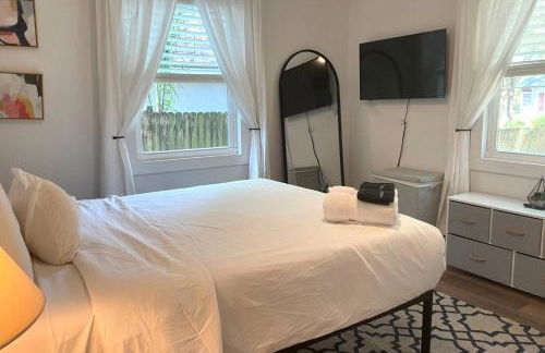 Treehouse is a Quaint 2 BR in an Up-and-Coming Part of Town, Pet Friendly with Fenced Yard and lounge area that is Close to Downtown Tampa - Foto 9