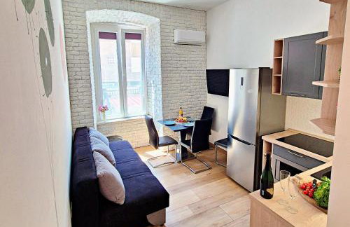 Lola's Place - Photo 4
