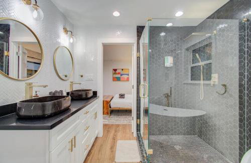 5-BD Modern Central Getaway w Hot Tub - Mins to DT - Foto 10