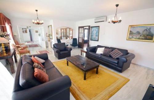 A lovely family villa with heated pool - Photo 35