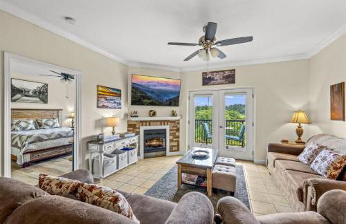 Smoky Mountain View Condo- Hot Tub, Indoor Pool, Walking Path, Playground - Foto 6