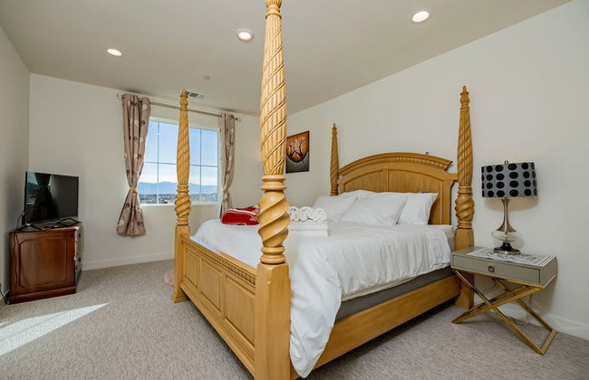 Luxurious Ontario Townhouse Ideal Family Retreat - Photo 14