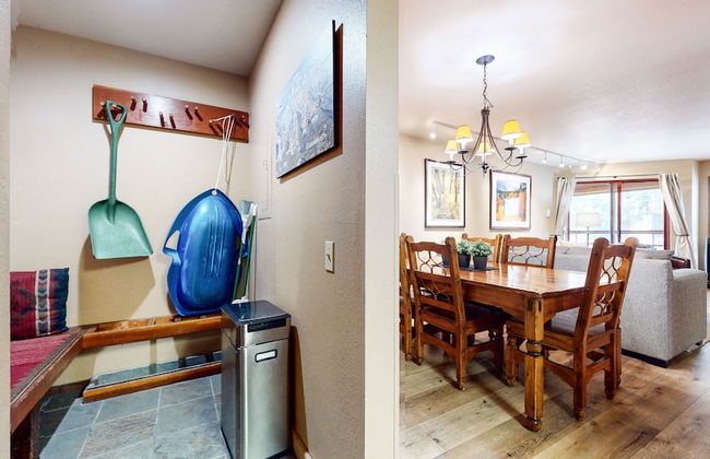 Inviting Mountain Retreat Steps From Ski Lifts! - Foto 5