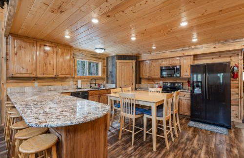 Rustic Retreat, Sleeps 20, Epic Game Room, Hot Tub, 20min to Yellowstone - Foto 16