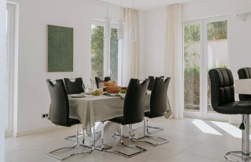 Villa Oleander by Domus Mirus - Rooftop Cinema & Pool & 6min Walk to Beach - Photo 12