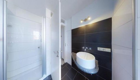 Spacious 4 Bedroom Apartment near City Center - Photo 2